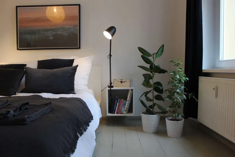 Sehr ruhig und möbliert für bis zu 60 Monate: Design-Apartment im Herzen von Friedrichshain — photo 1